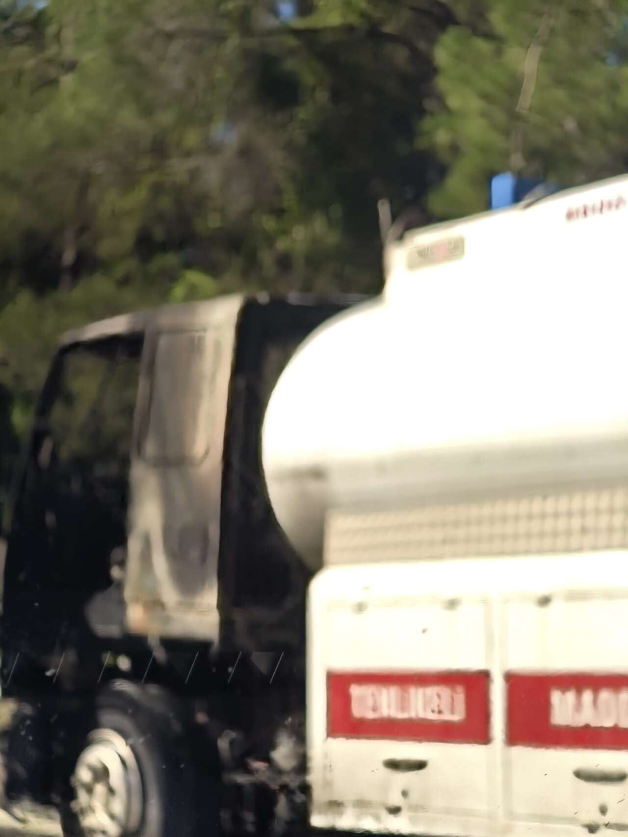 Muğla'da Mazot Tankeri Alev Aldı: Temizlik İşçilerinin Müdahalesi Alevlerin Ormana Sıçramasını Önledi 5